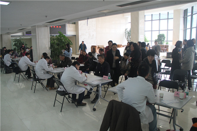 江苏省中医院专家团到苏豪控股义诊