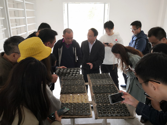 1645089572436980.jpg 03蚕种繁育室-苏豪股份党委副书记参加活动_副本.jpg