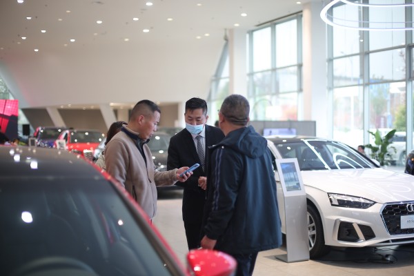 1676512990125179.jpg 为客户答疑解惑我们是专业的,客户满意是我们最大的追求,平时勤学苦练的成果都将在这一刻得到验证。(拍摄者:江苏天泓华奥汽车服务有限公司 张文章)_副本.jpg