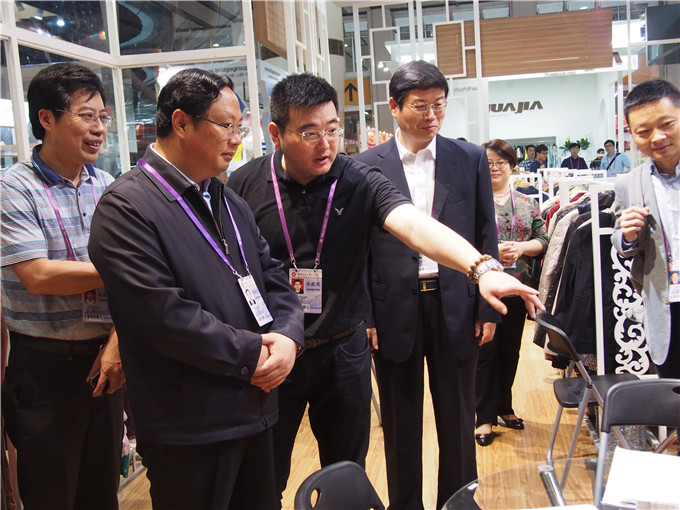 5月2日上午,王正喜在集团副总裁钱一平陪同下视察了苏豪控股集团旗下